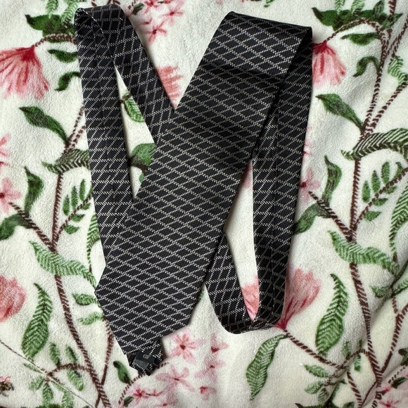 Elegant Black and Gray Patterned Men's Tie - Picture 3 of 3